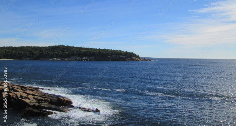 Fototapeta premium waves breaking on ocean rocks