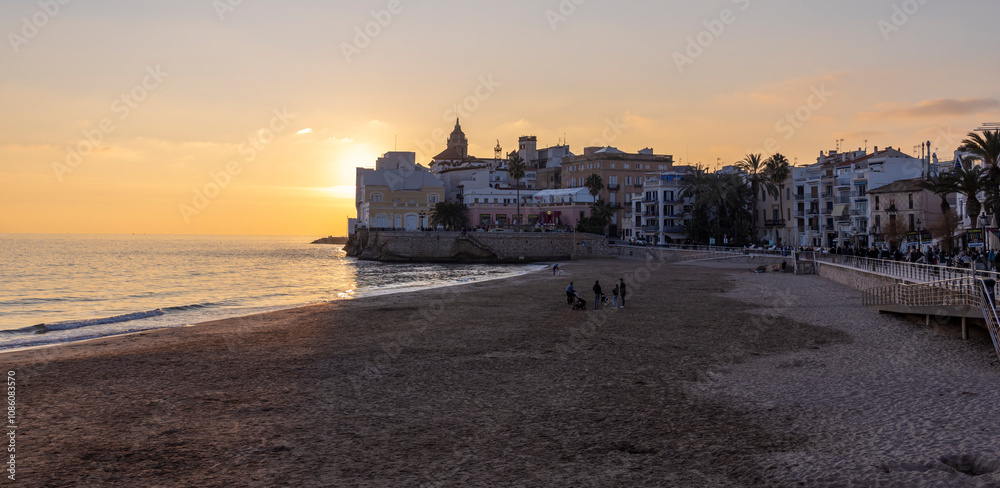 Obraz premium Beach with a sunset in the background