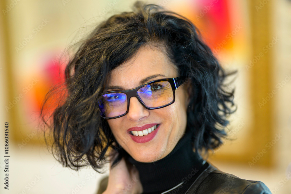 Bella Donna con Occhiali e capelli neri Bella Donna con Occhiali e capelli neri