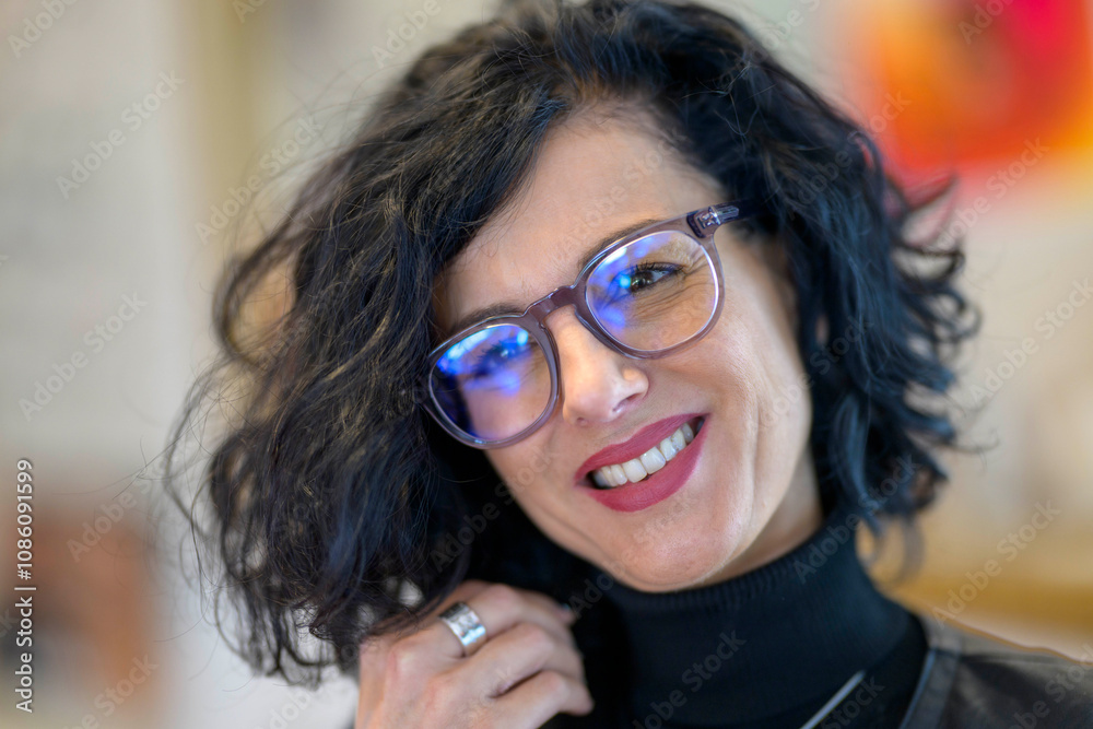 Bella Donna con Occhiali e capelli neri Bella Donna con Occhiali e capelli neri