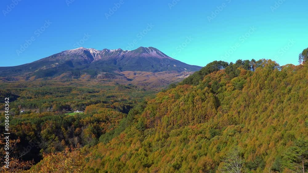 秋の開田高原 九蔵峠から眺めた御嶽山と紅葉 秋の開田高原 九蔵峠から眺めた御嶽山と紅葉