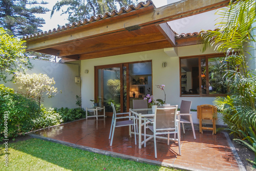 Foto jardin de casa familiar con mobiliario moderno  para reuniones , parcialmente te
