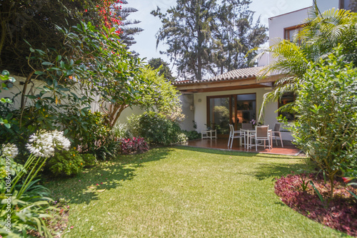 jardin de casa familiar con mobiliario moderno  para reuniones , parcialmente techado  photo