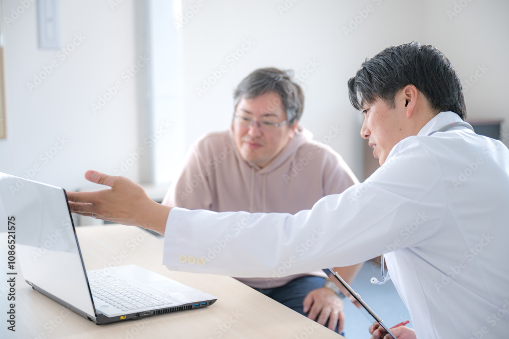 診察する男性と医師 診察する男性と医師
