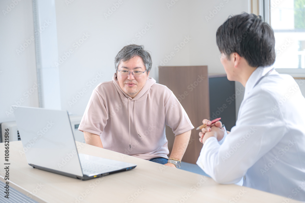 診察する男性と医師 診察する男性と医師