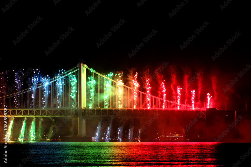 Obraz premium Fireworks over the Gwangan bridge in Busan, South Korea