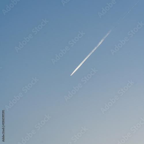 Sky crossed by airplanes, where you can see their wake as they pass