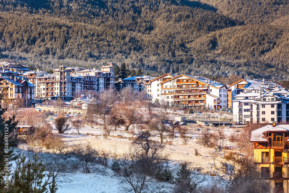 Obraz premium Houses and snow mountains in Bansko, Bulgaria