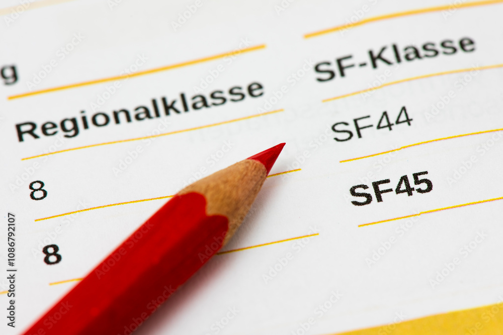Ein Rotstift liegt auf der Beitragsrechnung für Kfz-Haftpflichtversicherung mit Angabe der SF-Klasse Ein Rotstift liegt auf der Beitragsrechnung für Kfz-Haftpflichtversicherung mit Angabe der SF-Klasse
