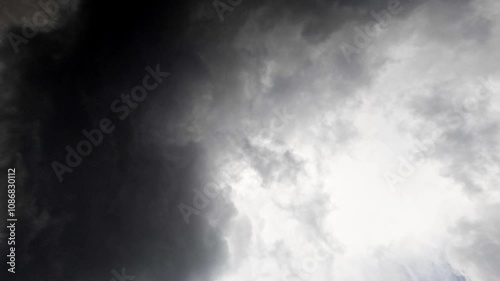 The black clouds moved slowly.
A sign that rain and storms will soon fall.
