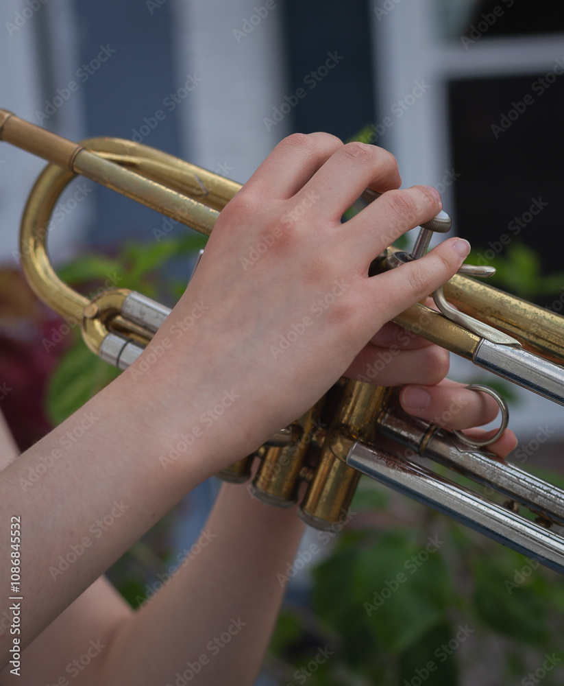 Obraz premium hands playing trumpet
