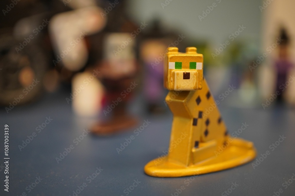 Naklejka premium Closeup shot of a yellow metal Minecraft cat figurine toy