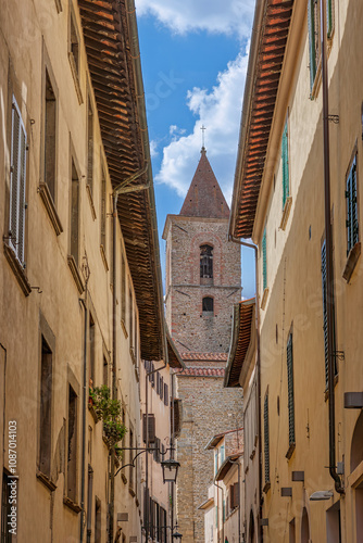 Obraz na płótnie Nestled in the heart of Arezzo, Italy, the Chiesa di San Michele Arcangelo stands as a testament to the city's rich history and artistic heritage w salonie