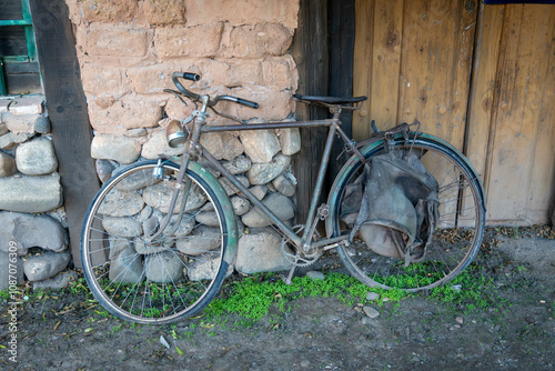 Bicicleta antigua sobre muro