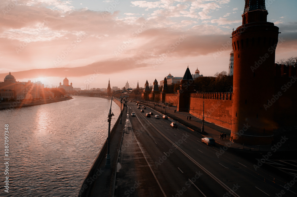 Obraz premium Beautiful city landscape. The Moscow River and Kremlin buildings and wall.