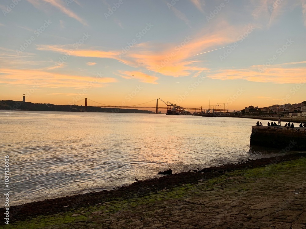 Obraz premium Vue du Tage à Lisbonne le soir