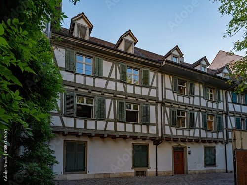 Obraz na płótnie Fachwerkhaus in der Altstadt von Basel in der Schweiz w salonie