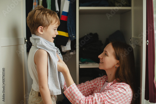 Foto Mother helping her son get ready for school