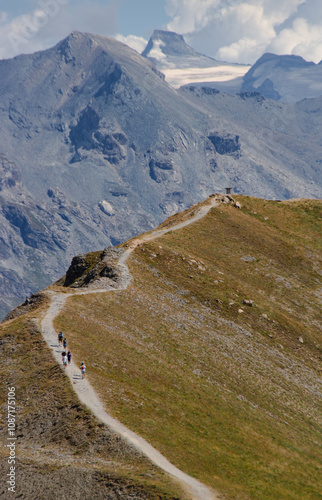 Pour atteindre Tignes depuis Val d’Isère, il suffit d’emprunter en grande partie le GR5, grimpant à travers les vastes étendues du vallon et du plateau de la Tovière. photo