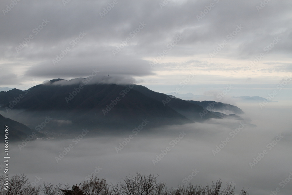 Fototapeta premium 雲海に浮かぶ山々
