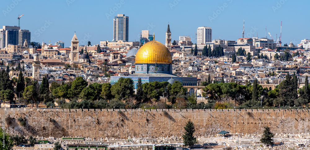 Fototapeta premium Golden dome of the Al Aqsa Mosque and the Jerusalem skyline as seen from the Mount of Olives