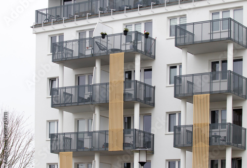 Obraz na płótnie Multi-family apartment block with lots of windows w salonie