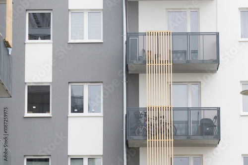 Obraz na płótnie Multi-family apartment block with lots of windows w salonie