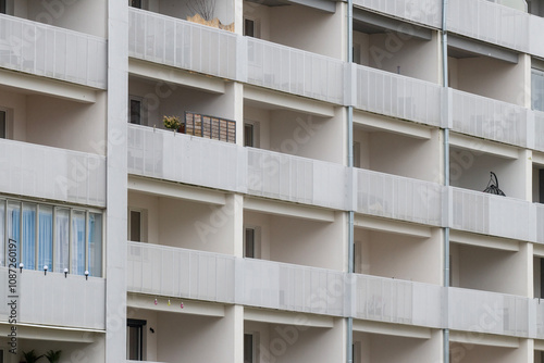 Obraz na płótnie Multi-family apartment block with lots of windows w salonie