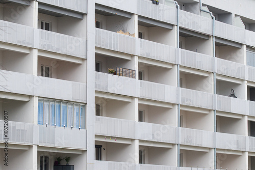 Obraz na płótnie Multi-family apartment block with lots of windows w salonie