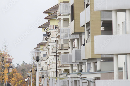 Obraz na płótnie Multi-family apartment block with lots of windows w salonie