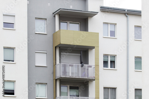 Obraz na płótnie Multi-family apartment block with lots of windows w salonie