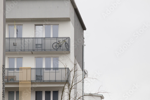 Obraz na płótnie Multi-family apartment block with lots of windows w salonie