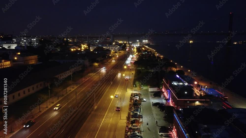 vista aérea de Belém, em Lisboa, com o icônico Rio Tejo ao fundo. Em destaque, vemos a histórica Torre de Belém situada próximo à margem do rio, com sua arquitetura manuelina característica. O Tejo é 