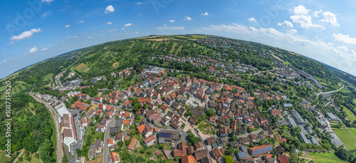 Ausblick auf die idyllische kleine Stadt Niederstetten in Hohenlohe in Tauberfranken