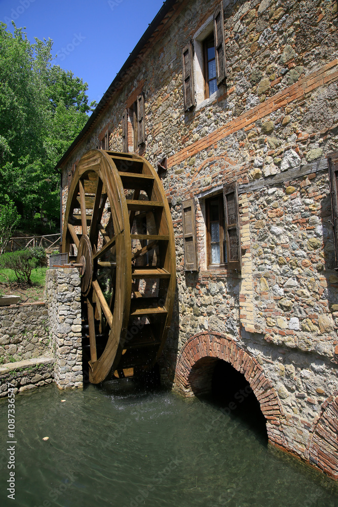 Obraz premium Altes Mühlenrand an Steinhaus in der Toskana, Italien