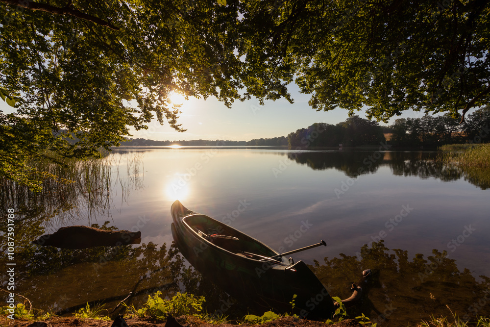 Kanu am See Ufer, Aktivurlaub, Natur, Abenteuer, Outdoor Kanu am See Ufer, Aktivurlaub, Natur, Abenteuer, Outdoor