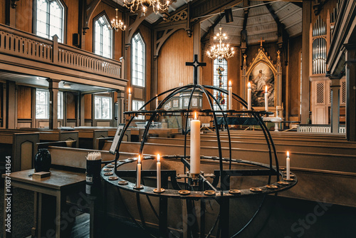 Blick in den Innenraum der Tromsø Domkirke.  Typisch schlicht für eine evangelisch-lutherische Kirche. Norwegen photo