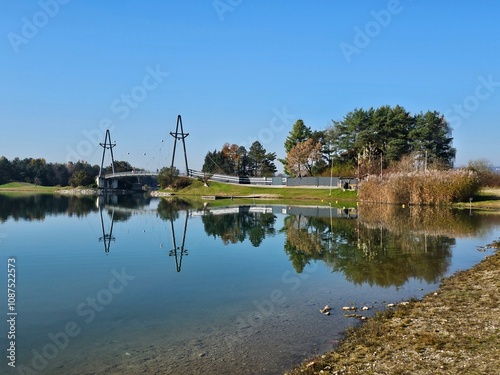Obraz na płótnie Wunderschöne Spiegelung von Böschung, Bäumen und Rasen in See im Herbst w salonie