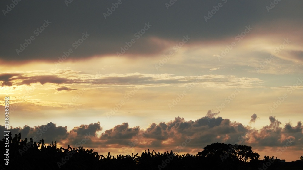 Fototapeta premium beautiful evening sky photo with dark clouds