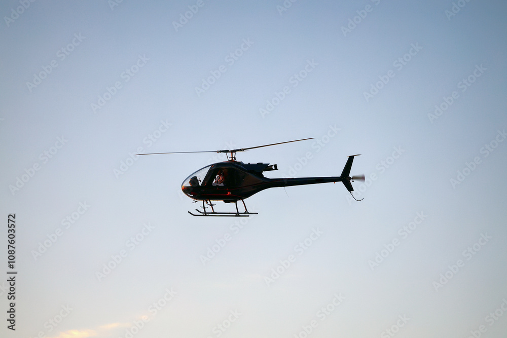 Fototapeta premium Mały helikopter wycieczkowy lot wieczorny