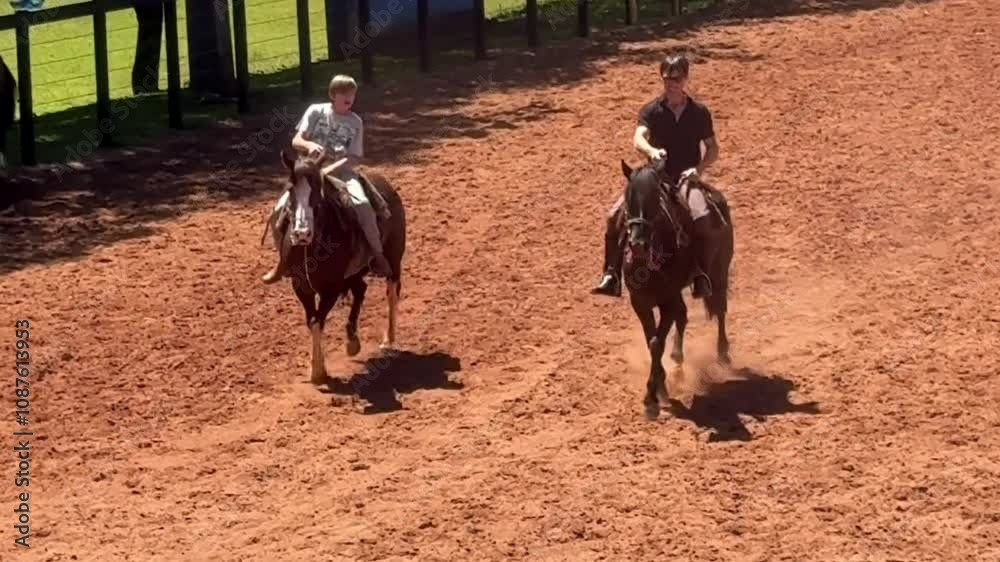 pai e filho cavalgam com cavalos no verão pai e filho cavalgam com cavalos no verão