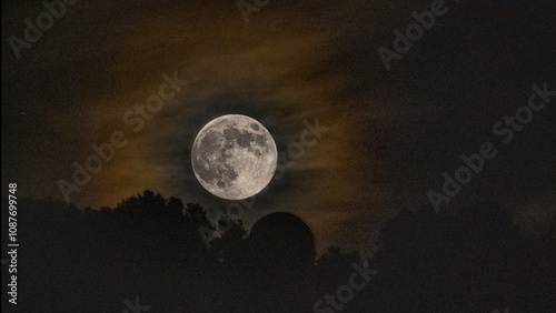 Lever de la plaine lune près de l'observatoire de Nice Côte d'Azur sur le Mont Gros