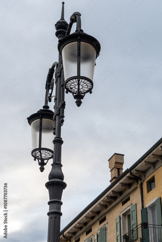 Straßenlaterne vor einem wolkengrauen Himmel in der Via Fontana in Lazise, Provinz Verona, Region Venetien, Italien Straßenlaterne vor einem wolkengrauen Himmel in der Via Fontana in Lazise, Provinz Verona, Region Venetien, Italien