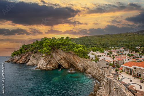 Obraz na płótnie View of the beach and coastline of Petrovac town at sunset w salonie