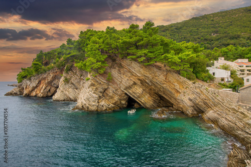 Obraz na płótnie View of the beach and coastline of Petrovac town at sunset w salonie