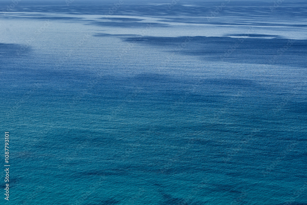 Fototapeta premium El mar turquesa del mediterráneo en Formentera, Islas Baleares, España, con pequeño barco en el mar azul 