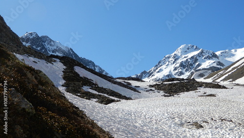 links der Depantgrat 3055m und rechts der Kleinschober 3119m im Ralftal in Osttirol photo