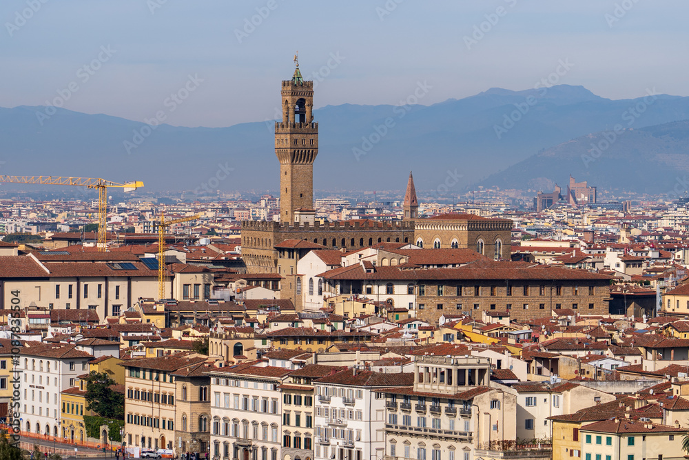 Obraz premium Florence, Italy - November 5, 2024: Florence cityscape and The Palazzo Vecchio (Old Palace).
