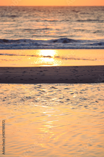 Sonnenuntergang am Strand von Nordholland im Sommer. 