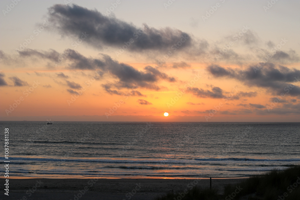Sonnenuntergang am Strand von Nordholland im Sommer. Sonnenuntergang am Strand von Nordholland im Sommer.